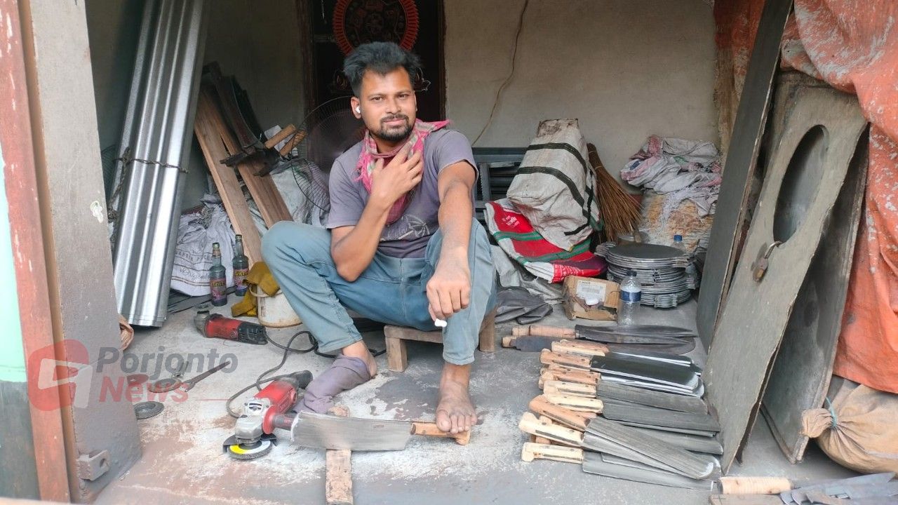​কোরবানিকে ঘিরে দুপচাঁচিয়ায় জমে উঠেছে কামারদের বেচাকেনা