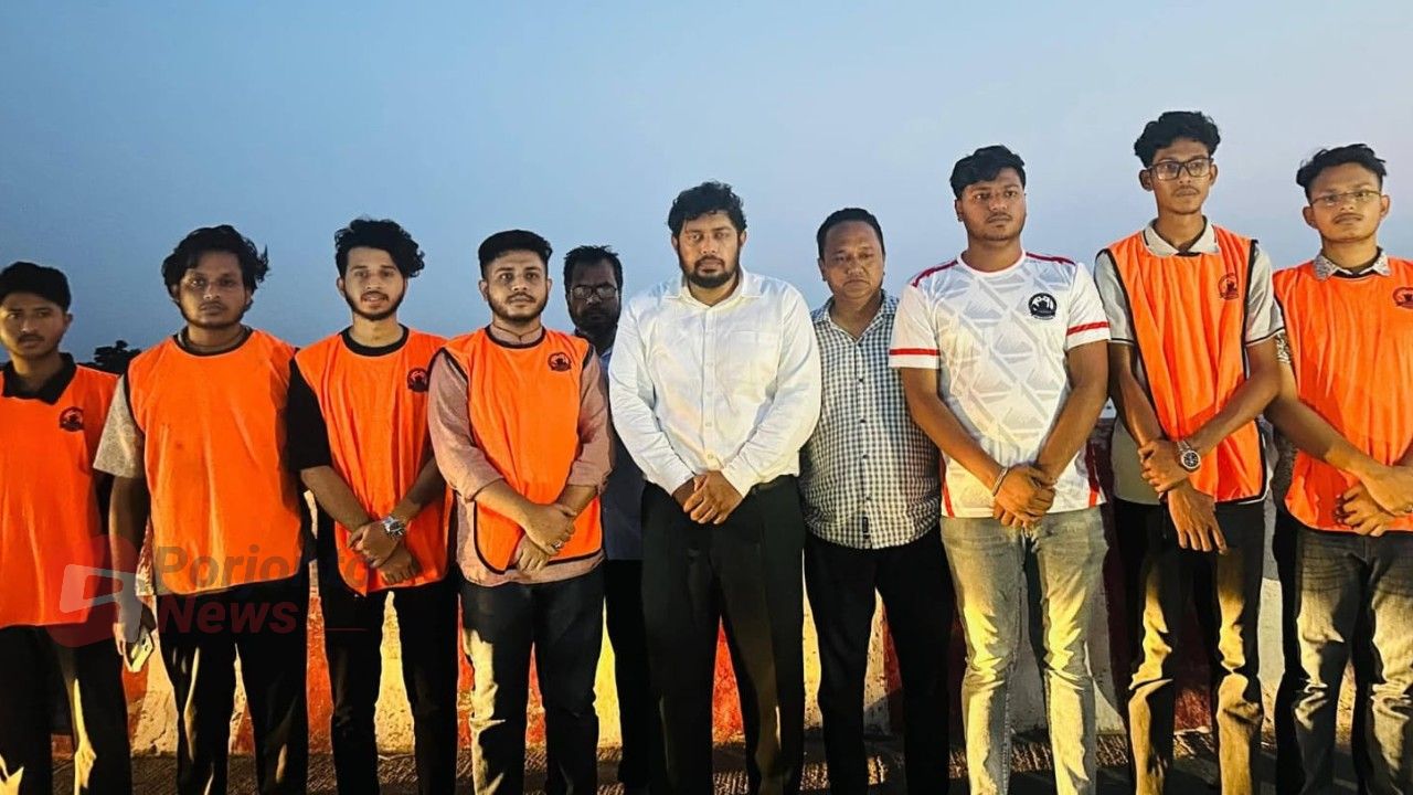 যানজট ও দুর্ঘটনা এড়াতে মতলব সেতুর ভাসমান দোকান উচ্ছেদ