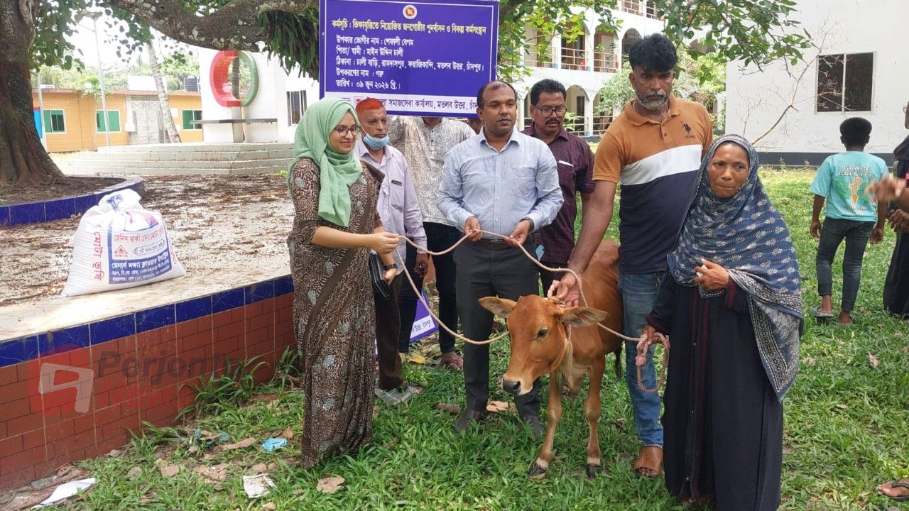 মতলব উত্তরে ৪ ভিক্ষুকের মাঝে বকনা বাছুর বিতরণ