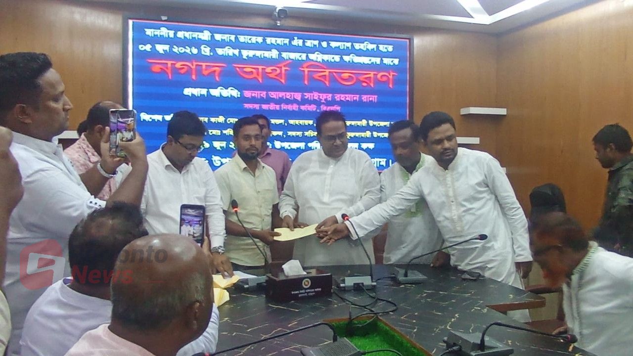 ভূরুঙ্গামারীতে অগ্নিকাণ্ডে ক্ষতিগ্রস্ত ব্যবসায়ীরা পেলেন প্রধানমন্ত্রীর ত্রাণ তহবিলের সহায়তা