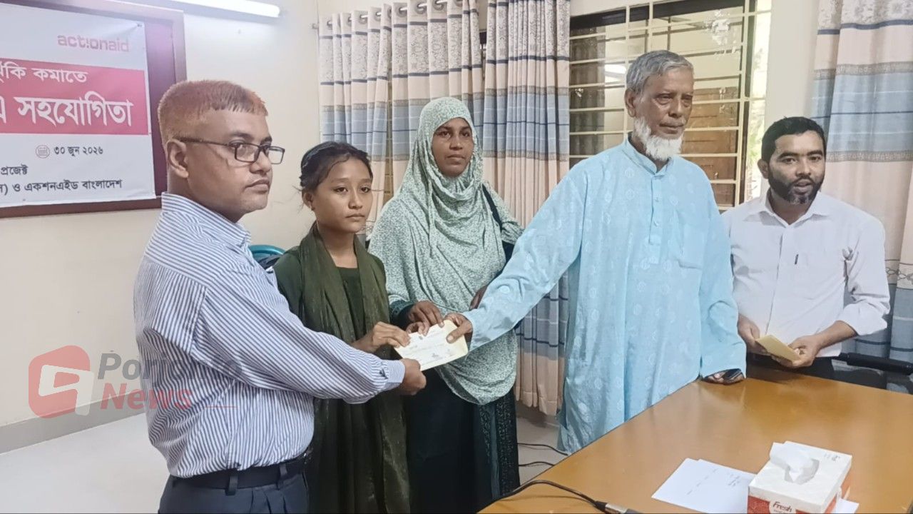 ফুলবাড়ীতে বাল্যবিবাহের ঝুঁকি কমাতে ছাত্রীদের স্কলারশিপ ও আইজিএ চেক বিতরণ