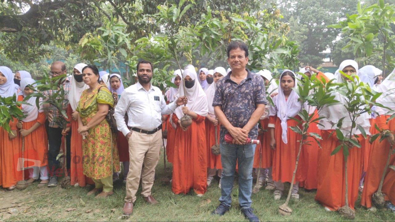 ব্র্যাকের উদ্যোগে চাঁপাইনবাবগঞ্জে ১৩ হাজারের বেশি গাছের চারা বিতরণ